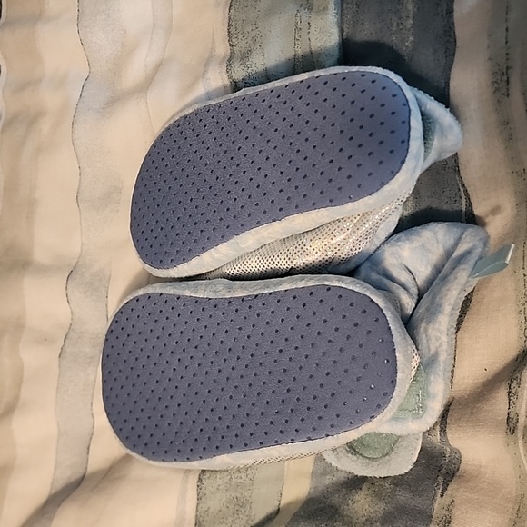 Disney Elsa and Anna slippers velcro size 7/8L - Picture 5 of 9